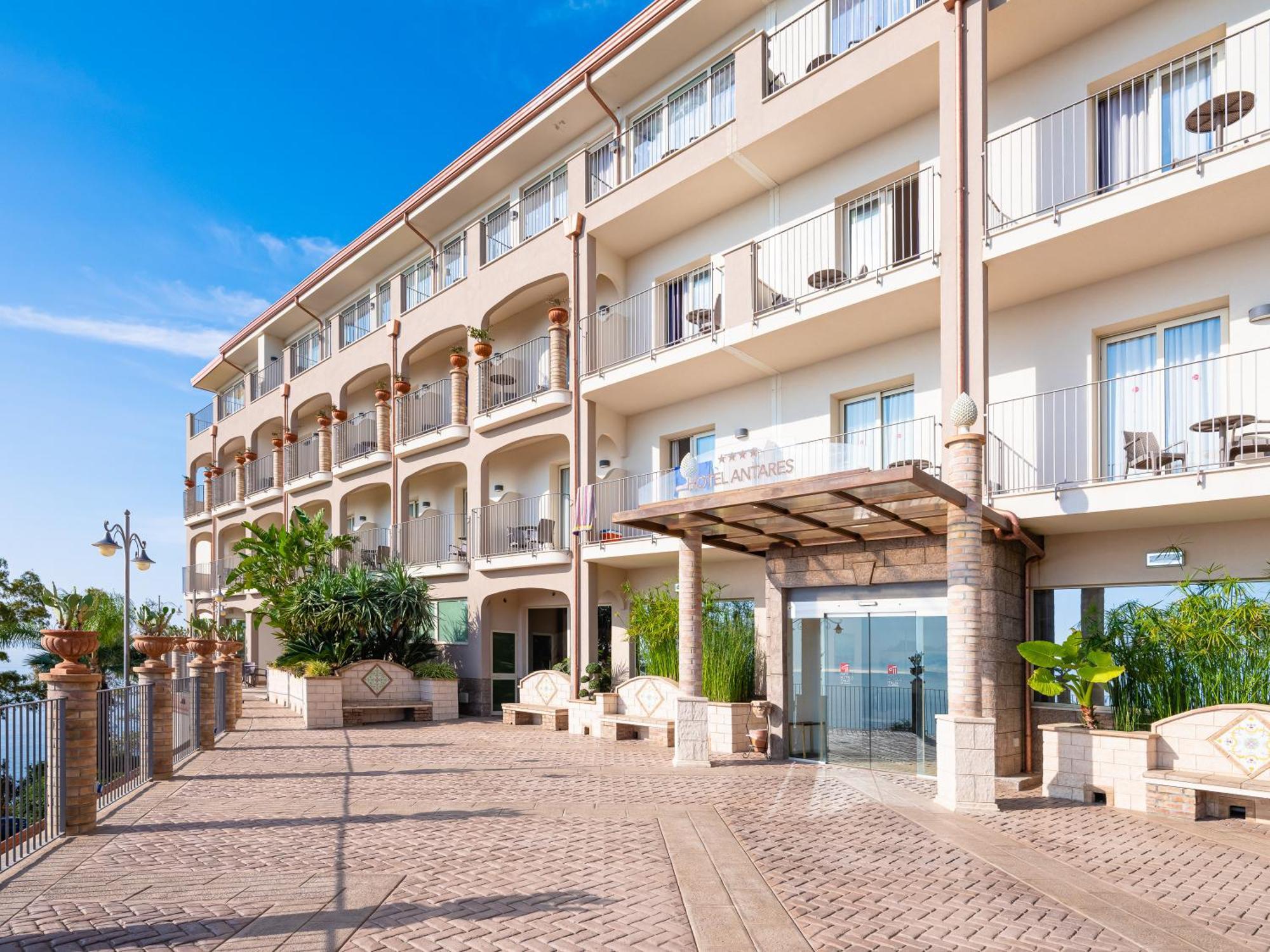 Hotel Antares Letojanni Exteriör bild
