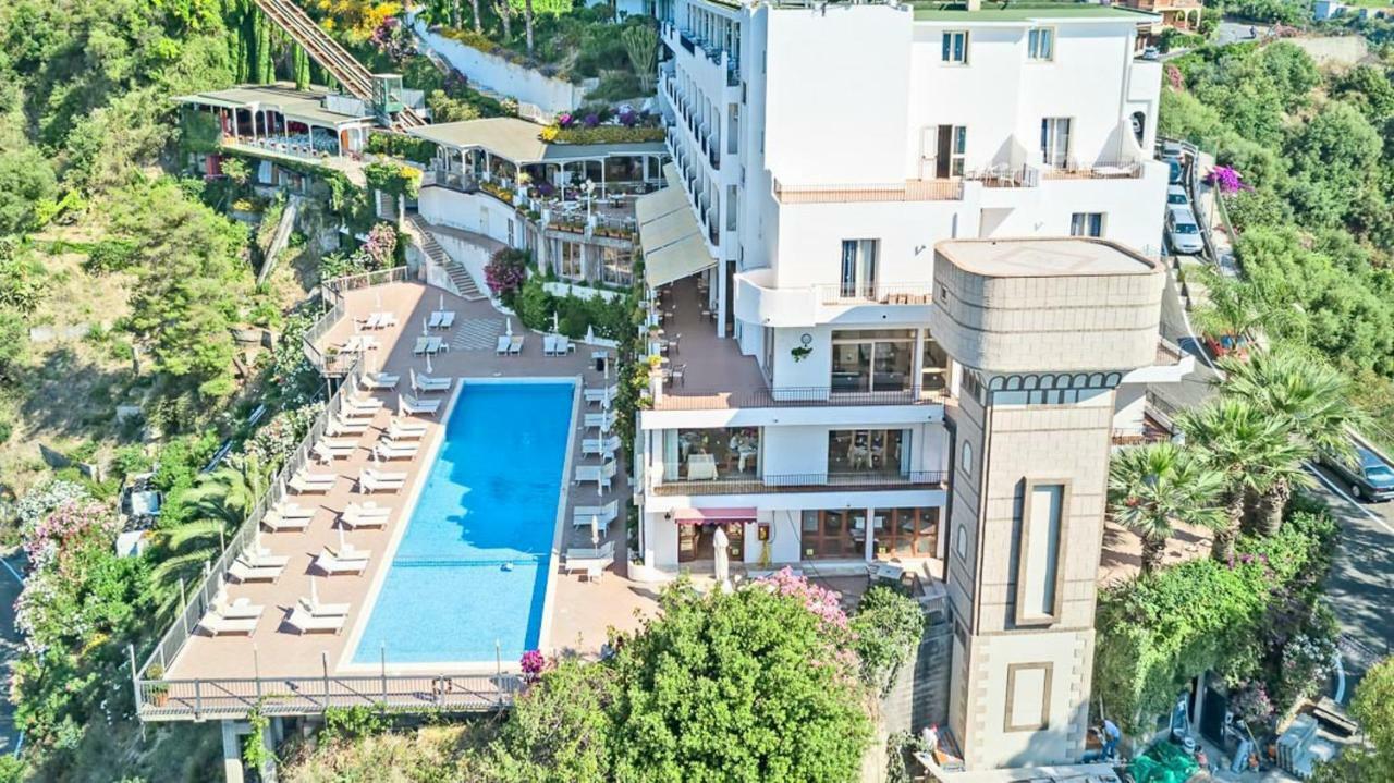 Hotel Antares Letojanni Exteriör bild